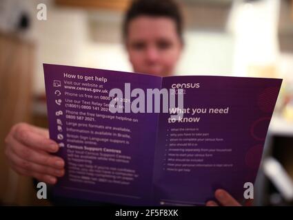 Une femme lisant une brochure de l'Office des statistiques nationales (ONS) contenant des renseignements sur le Recensement de 2021, envoyée aux ménages d'Angleterre et du pays de Galles. Date de la photo: Lundi 22 mars 2021. Banque D'Images