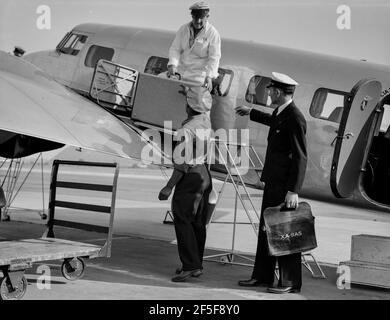 Inspecteur de quarantaine d'usine examinant les bagages transportés aux États-Unis par avion du Mexique. Glendale, Californie. Mai 1937. Photo de Dorothea Lange. Banque D'Images