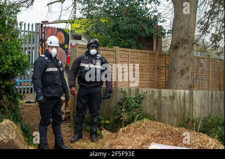 Sipson, Royaume-Uni. 8 mars 2021. Les agents de l'équipe nationale d'expulsion sont arrivés sur le site de Grow Heathrow ce matin et ont expulsé environ 15 squatters qui y vivent depuis 2010. Les activistes ont indiqué qu'aucun officier d'expulsion de la haute Cour n'était sur place et que le NET aurait enfreint la directive de pratique Covid 55C, car les résidents âgés et vulnérables vivaient sur le site. Les huissiers ont donné aux squatters aucun préavis et seulement deux heures pour qu'ils retirent leurs effets personnels. Les activistes ont été laissés dans la rue avec leurs animaux et sans nulle part où aller. Crédit: Maur Banque D'Images