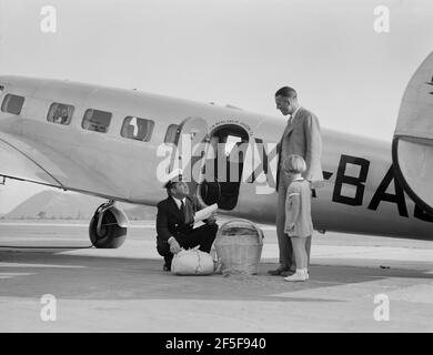 Inspecteur de quarantaine d'usine examinant les bagages transportés aux États-Unis par avion du Mexique. Glendale, Californie. Mai 1937. Photo de Dorothea Lange. Banque D'Images