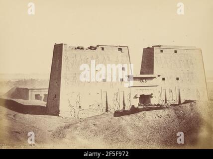 Vue d'ensemble du Temple d'Edfu. Théodule Devéria (français, 1831 - 1871) Banque D'Images