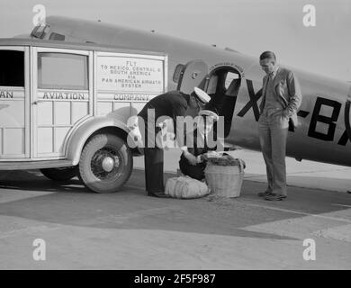 Inspecteur de quarantaine d'usine examinant les bagages transportés aux États-Unis par avion du Mexique. Glendale, Californie. Mai 1937. Photo de Dorothea Lange. Banque D'Images