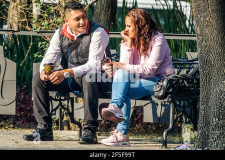 Mexico Ciudad de Federal District Distrito DF D.F. CDMX San Angel Plaza San Jacinto public Square Park hispanique homme femme jeunes adultes cou Banque D'Images