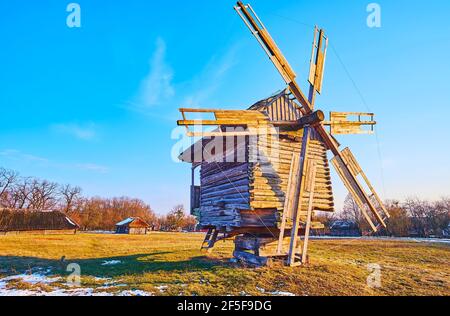 Les moulins à vent en bois sont l'un des plus beaux objets de Pyrohiv Skansen, Kiev, Ukraine Banque D'Images