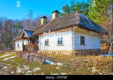 Ancienne ferme blanchie à la chaux, nommée hata, située sur le terrain de Pyrohiv Skansen, Kiev, Ukraine Banque D'Images