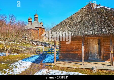 Le domaine de l'architecture du Dniepr Ukraine avec vue sur la grange en bois et l'église Saint-Michel derrière elle, Pyrohiv Skansen, Kiev, Ukraine Banque D'Images