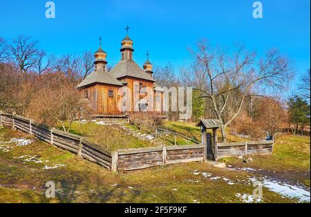 L'ancienne église orthodoxe en bois St Michael, située sur le terrain de l'architecture du Dniepr Ukraine (Naddnipryanschina) à Pyrohiv Skansen, Kiev, Ukraine Banque D'Images