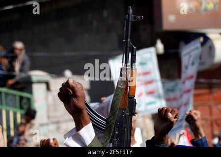 Sanaa. 26 mars 2021. La photo prise le 26 mars 2021 montre que des personnes assistent à une manifestation de grande envergure pour marquer le sixième anniversaire de l'intervention de la coalition dirigée par l'Arabie saoudite dans la guerre civile au Yémen à Sanaa, au Yémen. POUR ALLER DE L'AVANT : « 6 ans plus tard, la crise yéménite ne voit aucune fin car l'intervention menée par l'Arabie saoudite s'avère futile : les experts ont donné le crédit : Mohammed Mohammed/Xinhua/Alay Live News Banque D'Images