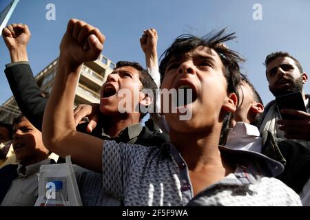 Sanaa. 26 mars 2021. La photo prise le 26 mars 2021 montre que des personnes assistent à une manifestation de grande envergure pour marquer le sixième anniversaire de l'intervention de la coalition dirigée par l'Arabie saoudite dans la guerre civile au Yémen à Sanaa, au Yémen. POUR ALLER DE L'AVANT : « 6 ans plus tard, la crise yéménite ne voit aucune fin car l'intervention menée par l'Arabie saoudite s'avère futile : les experts ont donné le crédit : Mohammed Mohammed/Xinhua/Alay Live News Banque D'Images