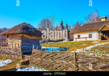 Le domaine de l'architecture Naddnipryanschina (Dniepr Ukraine) avec ferme historique préservée et église Saint-Michel en arrière-plan, Pyrohiv Skansen Banque D'Images