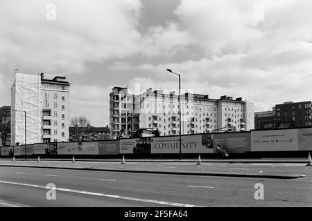 Ashdale House en démolition sur le domaine Woodberry Down Estate, dans le nord de Londres, au cours de la phase 3 du réaménagement de la région par Berkeley Homes, en 2021 Banque D'Images