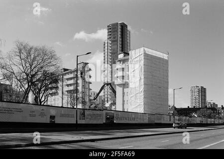 Ashdale House en démolition sur le domaine de Woodberry Down, Londres, Royaume-Uni, de Seven Sisters Road, avec les nouveaux appartements Skyline en arrière-plan Banque D'Images