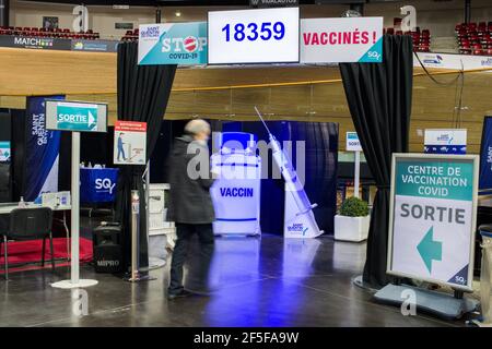 Saint Quentin en Yvelines, France. 26 mars 2021. L'équipe française de Cyclisme est en train de se former, car les patients se font vacciner à l'intérieur du vélodrome national français, dans le quartier de Saint-Quentin-en-Yvelines à Paris, en France, le mercredi 26 mars 2021. Le gouvernement français entend avoir vacciné 10 millions de personnes à la mi-avril, 20 millions à la mi-mai et 30 millions à la mi-juin, soit un peu moins de la moitié de la population totale. Photo de Nathan Laine/ABACAPRESS.COM crédit: Abaca Press/Alay Live News Banque D'Images