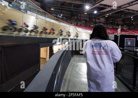 Saint Quentin en Yvelines, France. 26 mars 2021. L'équipe française de Cyclisme est en train de se former, car les patients se font vacciner à l'intérieur du vélodrome national français, dans le quartier de Saint-Quentin-en-Yvelines à Paris, en France, le mercredi 26 mars 2021. Le gouvernement français entend avoir vacciné 10 millions de personnes à la mi-avril, 20 millions à la mi-mai et 30 millions à la mi-juin, soit un peu moins de la moitié de la population totale. Photo de Nathan Laine/ABACAPRESS.COM crédit: Abaca Press/Alay Live News Banque D'Images