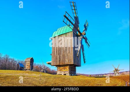 Pyrohiv Skansen possède des moulins à vent historiques en bois conservés, Kiev, Ukraine Banque D'Images