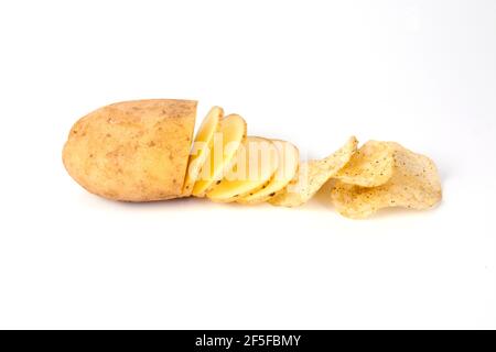 Tranches de pommes de terre et chips de pommes de terre brutes isolées sur fond blanc. Banque D'Images