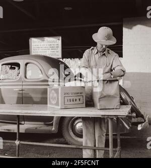 Inspecteur de quarantaine végétale de l'État de Californie examinant les bagages pour les insectes nuisibles. Arizona. Mai 1937.Photographie par Dorothea Lange. Banque D'Images