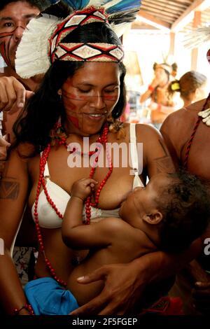 porto seguro, bahia / brésil - 27 février 2008 : une femme indienne pataxo allaite son fils lors d'une manifestation à la recherche d'améliorations dans le système de santé Banque D'Images