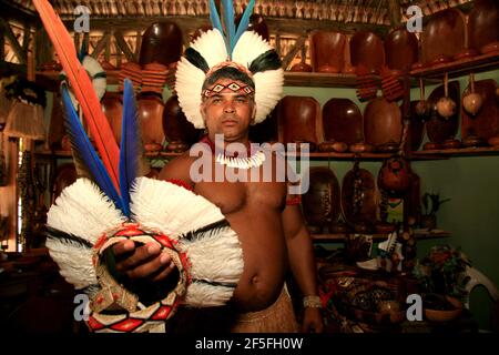 santa cruz cabralia, bahia / brésil - 6 novembre 2008: Une femme indigène est vue dans la boutique de souvenirs vendant des produits indigènes dans le Coroa Vermelha vi Banque D'Images