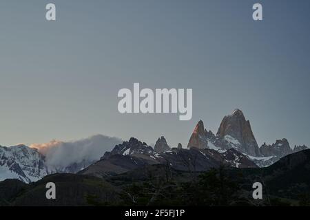 Mount Fitzroy est un sommet de montagne haut et caractéristique dans le sud de l'Argentine, Patagonie, Amérique du Sud et une destination de voyage populaire pour la randonnée Banque D'Images