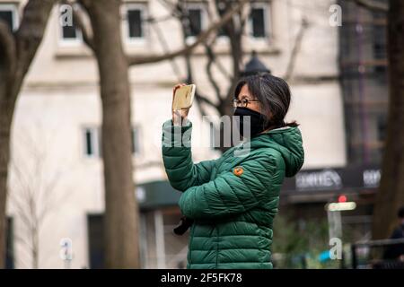 Maya Lin supervise l'installation de son œGhost Forestâ€ sur la pelouse du Madison Square Park à New York le jeudi 25 mars 2021. L'installation sensible au site se compose de cèdres morts récoltés à partir de la Pine Barrens du New Jersey et contrainera avec les arbres du parc une fois qu'ils auront fini par commencer à fleurir. L'installation aborde le changement climatique et la perte d'habitat le rappelle aux téléspectateurs de prendre des mesures. L'exposition ouvre officiellement le 10 mai et sera exposée jusqu'au 14 novembre.(Âphoto de Richard B. Levine) Banque D'Images