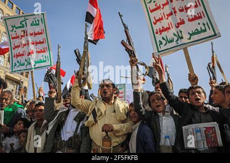 Sanaa, Yémen. 26 mars 2021. Les partisans houthistes détiennent des armes lors d'un rassemblement marquant le sixième anniversaire du lancement de l'intervention militaire de la coalition dirigée par l'Arabie saoudite dans le pays. Credit: Hani al-ANSI/dpa/Alay Live News Banque D'Images