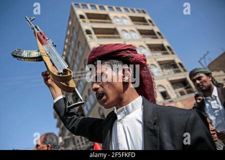 Sanaa, Yémen. 26 mars 2021. Un partisan Houthi détient une arme lors d'un rassemblement marquant le sixième anniversaire du lancement de l'intervention militaire de la coalition dirigée par l'Arabie saoudite dans le pays. Credit: Hani al-ANSI/dpa/Alay Live News Banque D'Images