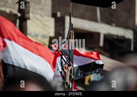 Sanaa, Yémen. 26 mars 2021. Un partisan Houthi détient une arme lors d'un rassemblement marquant le sixième anniversaire du lancement de l'intervention militaire de la coalition dirigée par l'Arabie saoudite dans le pays. Credit: Hani al-ANSI/dpa/Alay Live News Banque D'Images