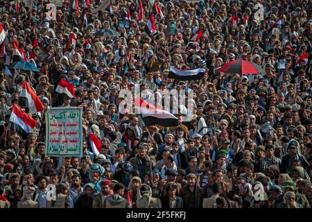 Sanaa, Yémen. 26 mars 2021. Les partisans houthistes ont des drapeaux lors d'un rassemblement marquant le sixième anniversaire du lancement de l'intervention militaire de la coalition menée par l'Arabie saoudite dans le pays. Credit: Hani al-ANSI/dpa/Alay Live News Banque D'Images