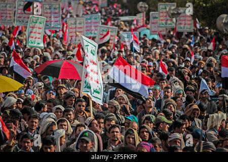 Sanaa, Yémen. 26 mars 2021. Les partisans Houthi brandissent des drapeaux et des bannières lors d'un rassemblement marquant le sixième anniversaire du lancement de l'intervention militaire de la coalition menée par l'Arabie saoudite dans le pays. Credit: Hani al-ANSI/dpa/Alay Live News Banque D'Images