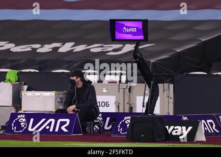 Écran Referee (VAR) Video Assistant - West Ham United v Leeds United, Premier League, London Stadium, Londres, Royaume-Uni - 8 mars 2021 usage éditorial exclusif - restrictions DataCo applicables Banque D'Images