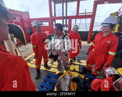 le marin a effectué un exercice d'incendie mensuel sur le pont, pour rafraîchir sa formation et tester toutes les pompes d'incendie et les tuyaux d'incendie d'urgence Banque D'Images