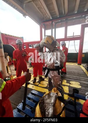 le marin a effectué un exercice d'incendie mensuel sur le pont, pour rafraîchir sa formation et tester toutes les pompes d'incendie et les tuyaux d'incendie d'urgence Banque D'Images