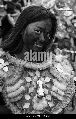 Les habitants de la région vêtus de costume tribal défilent dans les rues pendant le festival ATI-Atihan à Kalibo, sur l'île Panay, aux Philippines. Banque D'Images