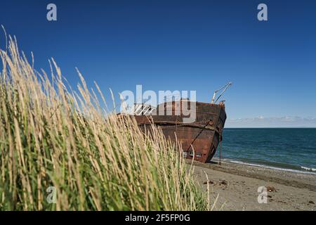 San Gregorio, Argentina-27.11.2018 naufragé vieux navire naufragé et pourri épave avec trous dans la carcasse, allongé derrière le long gras sur la plage de la côte de la Banque D'Images