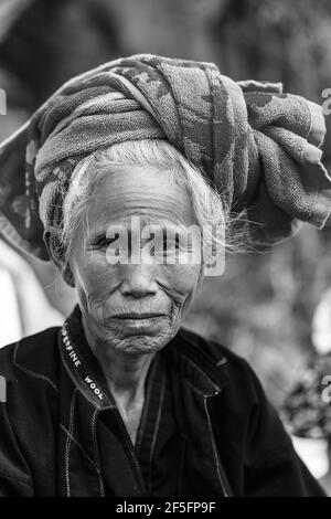 Le portrait d'une femme senior du groupe ethnique Pa'o, Festival de la Pagode Kakku Taunggyi, Shan State, Myanmar. Banque D'Images