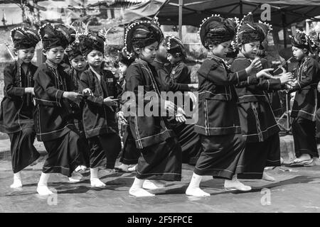 Les enfants de l'Ethnie Pa'o Prendre part au spectacle de danses traditionnelles à la festival de la Pagode Kakku Taunggyi, Shan State, Myanmar Banque D'Images