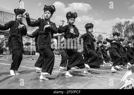 Les filles de l'Ethnie Pa'o Effectuer une danse traditionnelle au Festival de la Pagode Kakku Taunggyi, Shan State, Myanmar Banque D'Images