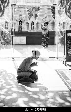 Une femme priant Au Pagode Kakku Site religieux, Taunggyi, Shan State, Myanmar Banque D'Images