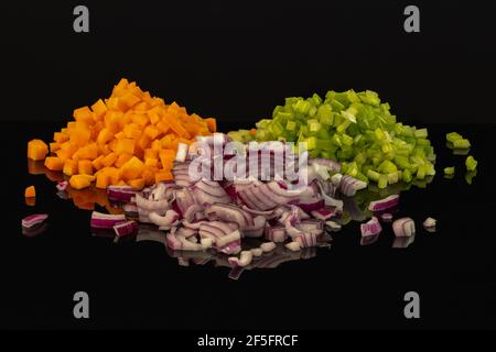 Carottes, céleri et oignon, les ingrédients d'un Soffritto italien, hachés et prêts pour la poêle Banque D'Images