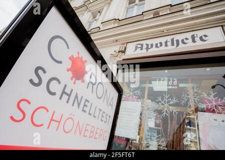 26 mars 2021, Berlin: Un panneau de test rapide Corona se trouve devant une pharmacie dans le quartier de Schöneberg à Berlin, où des tests rapides Corona sont proposés. Photo: Christoph Soeder/dpa Banque D'Images