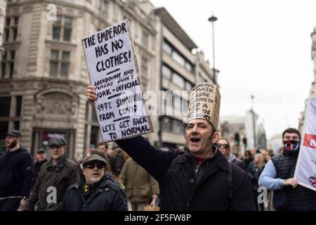 Manifestation contre le confinement et la vaccination contre Covid-19, Londres, 20 mars 2021. Manifestant en marche avec chapeau à étiquette Banque D'Images