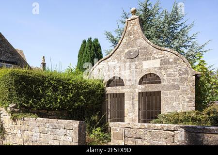 L'ancien lockup de pierre datant de 1824 dans le village de Cotswold de Bisley, Gloucestershire Royaume-Uni Banque D'Images