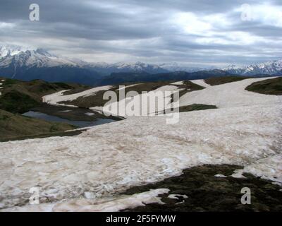 Champ de neige sur la route des lacs de Koruldi près de Mestia Géorgie Banque D'Images