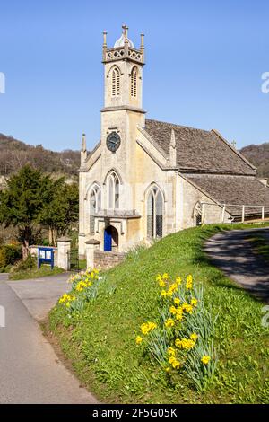 Printemps dans les Cotswolds - jonquilles à côté de l'église de St John dans le village de Sheepscombe, Gloucestershire Royaume-Uni Banque D'Images