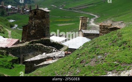 Vue sur le village d'Ushguli dans les hautes montagnes du caucase Géorgie Banque D'Images