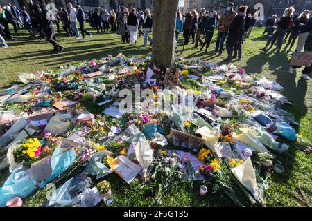 Fleurs à la mémoire de la femme assassinée Sarah Everard, Bristol, Royaume-Uni Banque D'Images