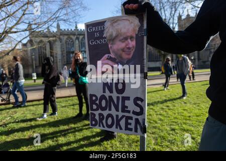 Bristol, Royaume-Uni. 26 mars 2021. Une troisième journée de protestation à Bristol sur la nouvelle loi sur les manifestations a lieu au College Green. Les démonstrateurs tiennent des écriteaux. Crédit : Peter Lophan/Alay Live News Banque D'Images