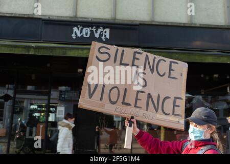 Bristol, Royaume-Uni. 26 mars 2021. Une troisième journée de protestation à Bristol sur la nouvelle loi sur les manifestations a lieu au College Green. Les démonstrateurs tiennent des écriteaux. Crédit : Peter Lophan/Alay Live News Banque D'Images