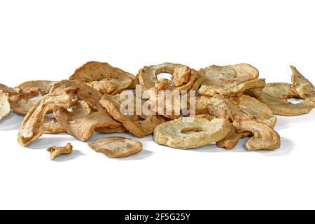 Pommes séchées, pommes frites en gros plan. Fruits secs biologiques isolés sur fond blanc. Banque D'Images